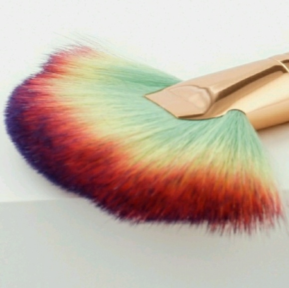 Last one 🌈Rainbow Fan Makeup Brush - Picture 4 of 4
